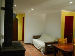 a living room with a bed and a table at Estilo Campo Casa de 3 ambientes cochera interna in Mar del Plata
