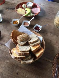 een mand met brood op een houten tafel bij Posada Finca San Vicente B&B in Barichara