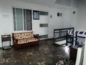 Ruang duduk di Hostal Maple
