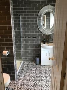 uma casa de banho com um lavatório e um espelho em Fasgadh Rooms em Tarbert