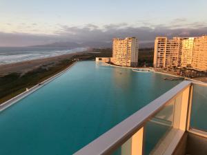 une vue sur l'océan depuis le balcon d'un immeuble dans l'établissement Departamento La Serena, Laguna del Mar, Vista Privilegiada, à La Serena