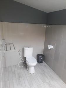 Un baño con un inodoro blanco en una habitación. en Sekar Ayu Spa Salon & Bungalow, en Nusa Penida