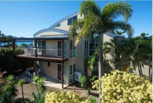 una vista aérea de una casa con una palmera en Cooinda Gardens 6 on Hamilton Island by HamoRent, en Hamilton Island