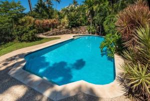 una vista aérea de una piscina azul en Cooinda Gardens 6 on Hamilton Island by HamoRent, en Hamilton Island