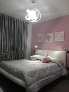 a bedroom with a bed with a pink wall at Appartamento Le Moulin in Aosta