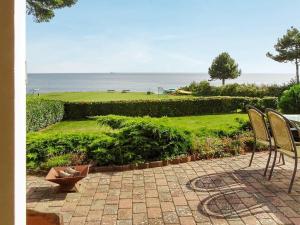 eine Terrasse mit 2 Stühlen und Meerblick in der Unterkunft 6 person holiday home in Fr rup in Frørup