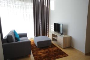 D Gateway Perdana Hotel Bangi的电视和/或娱乐中心