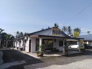 un distributore di benzina con un'auto parcheggiata di fronte di Homestay Teratak Umi Klang a Klang