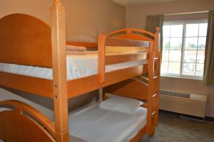 Postel nebo postele na pokoji v ubytování FairBridge Inn & Suites DuPont