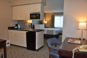 Kuchyň nebo kuchyňský kout v ubytování FairBridge Inn & Suites DuPont