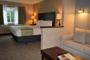Postel nebo postele na pokoji v ubytování FairBridge Inn & Suites DuPont