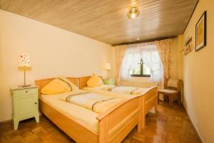 ein Schlafzimmer mit einem großen Bett in einem Zimmer in der Unterkunft Alte Weinstube Burg Eltz in Treis-Karden