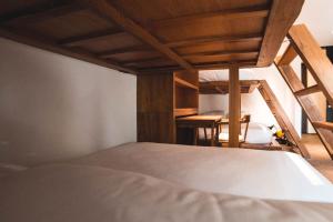 una camera con letto, scrivania e scala di Detox and Spa Package - The Istana a Uluwatu