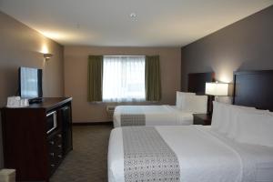Postel nebo postele na pokoji v ubytování FairBridge Inn & Suites DuPont