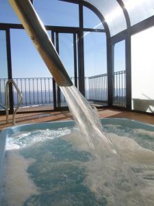 una bañera de hidromasaje con una fuente de agua en una casa en Casa SPA El Rincón del Duende, en Pedro Bernardo