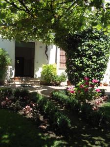 a house with a garden with flowers in front of it at Spagna B&B in Verona