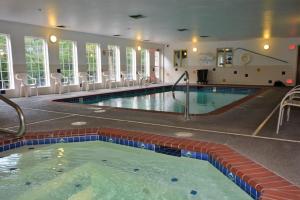 Bazén v ubytování FairBridge Inn & Suites DuPont nebo v jeho okolí