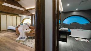 Koupelna v ubytování Artistic-Suite + 37 fotografií