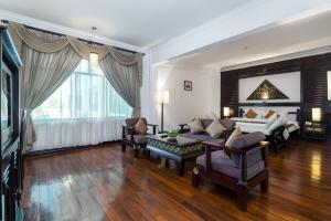 Kingdom Angkor Hotel tesisinde bir odada yatak veya yataklar