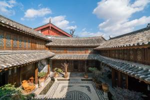 麗江市にあるアーティスティック スイートの屋根付きのアジア風の建物内の中庭