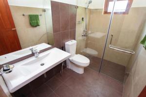 een badkamer met een toilet, een douche en een wastafel bij 12 B 1/1, Lewella Rd, Kandy in Kandy