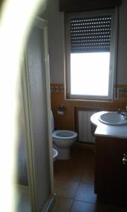 uma casa de banho com um WC, um lavatório e uma janela em Casa en Urdaibai para disfrutar la zona E-BI00235 em Elejalde