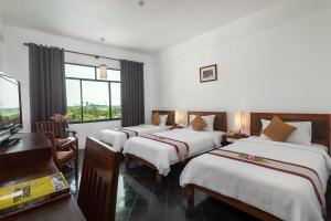 Postel nebo postele na pokoji v ubytování Kingdom Angkor Hotel