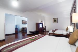 Postel nebo postele na pokoji v ubytování Kingdom Angkor Hotel