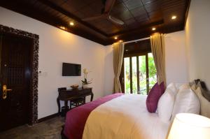 Voodi või voodid majutusasutuse Hoian Central Hotel toas