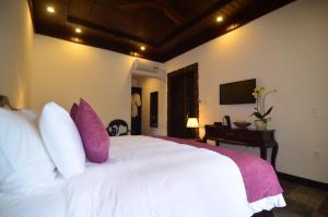 Voodi või voodid majutusasutuse Hoian Central Hotel toas