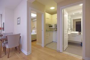 A kitchen or kitchenette at Cheya Sisli BNB Medical & Business City Center Tesvikiye Suites and Apartments
