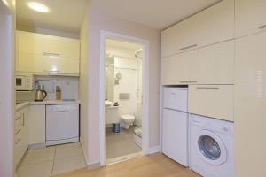A kitchen or kitchenette at Cheya Sisli BNB Medical & Business City Center Tesvikiye Suites and Apartments