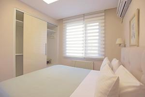 A bed or beds in a room at Cheya Sisli BNB Medical & Business City Center Tesvikiye Suites and Apartments
