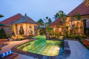 uma casa com piscina em frente a uma casa em Auma Villa by Prasi em Ubud