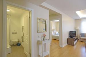 A bathroom at Cheya Sisli BNB Medical & Business City Center Tesvikiye Suites and Apartments Még 35 kép
