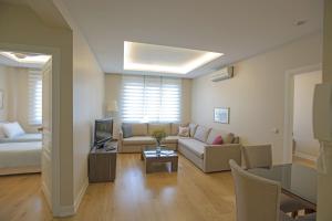 A seating area at Cheya Sisli BNB Medical & Business City Center Tesvikiye Suites and Apartments