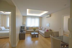 sala de estar con sofá y mesa en Cheya Residence Tesvikiye, en Estambul