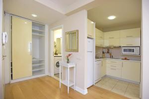 A kitchen or kitchenette at Cheya Sisli BNB Medical & Business City Center Tesvikiye Suites and Apartments