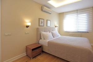 A bed or beds in a room at Cheya Sisli BNB Medical & Business City Center Tesvikiye Suites and Apartments