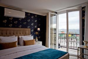 1 dormitorio con 1 cama grande y balcón en Hotel Mevlana Bazaar, en Estambul