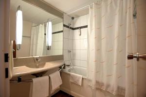 Baðherbergi á ibis 3 Lacs Neuchâtel
