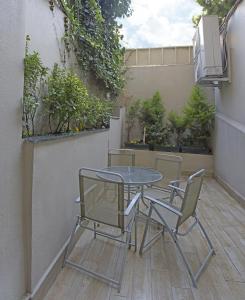 A balcony or terrace at Cheya Sisli BNB Medical & Business City Center Tesvikiye Suites and Apartments
