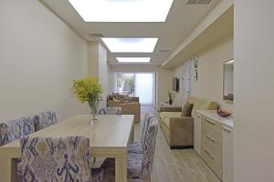 A seating area at Cheya Sisli BNB Medical & Business City Center Tesvikiye Suites and Apartments