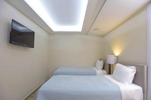 A bed or beds in a room at Cheya Sisli BNB Medical & Business City Center Tesvikiye Suites and Apartments