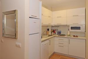 A kitchen or kitchenette at Cheya Sisli BNB Medical & Business City Center Tesvikiye Suites and Apartments