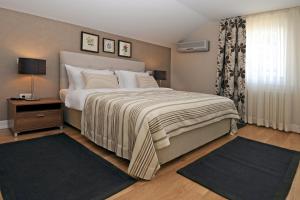 A bed or beds in a room at Cheya Sisli BNB Medical & Business City Center Tesvikiye Suites and Apartments