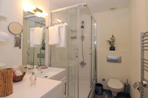 A bathroom at Cheya Sisli BNB Medical & Business City Center Tesvikiye Suites and Apartments
