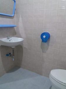 ein Bad mit einem WC und einem Waschbecken in der Unterkunft Yahle Villa เยห์เล่วิลล่า in Chao Lao Beach