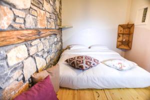 A bed or beds in a room at Victoria's Country Apartments