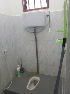 a bathroom with a urinal in a room at Homestay Che Wan in Kuantan